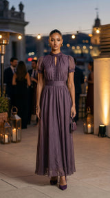 FLAVIA™ - VESTIDO LARGO MORADO CON ESCOTE EN V Y RIBETE DE ENCAJE DE GASA