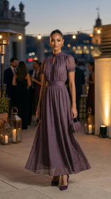 FLAVIA™ - VESTIDO LARGO MORADO CON ESCOTE EN V Y RIBETE DE ENCAJE DE GASA