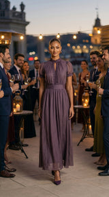 FLAVIA™ - VESTIDO LARGO MORADO CON ESCOTE EN V Y RIBETE DE ENCAJE DE GASA