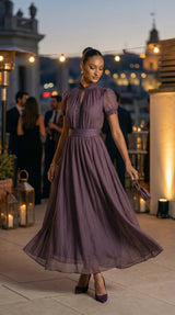 FLAVIA™ - VESTIDO LARGO MORADO CON ESCOTE EN V Y RIBETE DE ENCAJE DE GASA